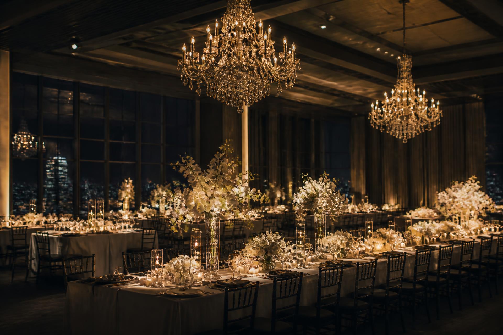 Salón de eventos iluminado con montaje de boda en Monterrey